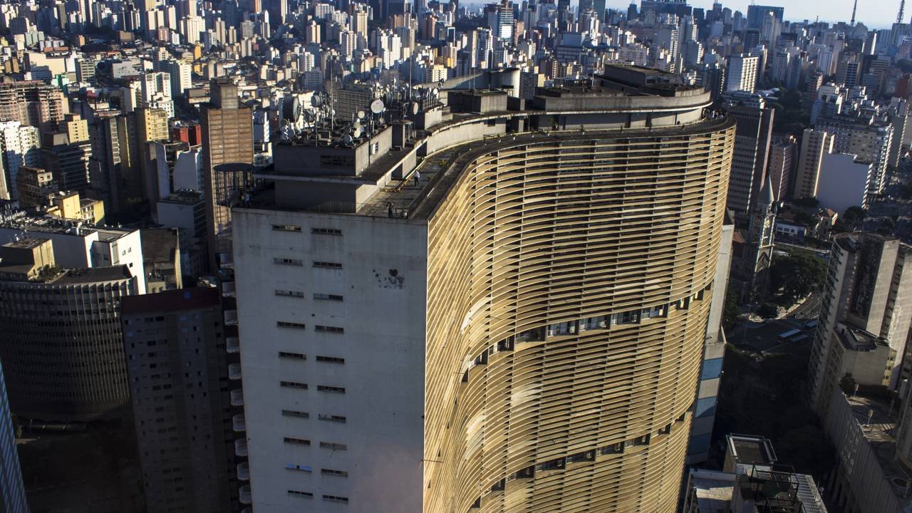 Com 115 metros de altura e 1.160 apartamentos na mesma estrutura, o Edifício Copan de Oscar Niemeyer é a maior cidade vertical de SP