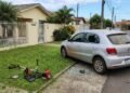 Vizinho corta grama e pedra lançada pela roçadeira quebra vidro do carro estacionado ao lado; ninguém viu o momento exato do impacto