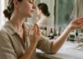 Os lugares para passar perfume e fazer a fragrância durar mais sem precisar exagerar nas borrifadas