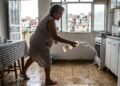 Derramar vinagre no chão uma vez por semana: por que alguns recomendam e para que serve
