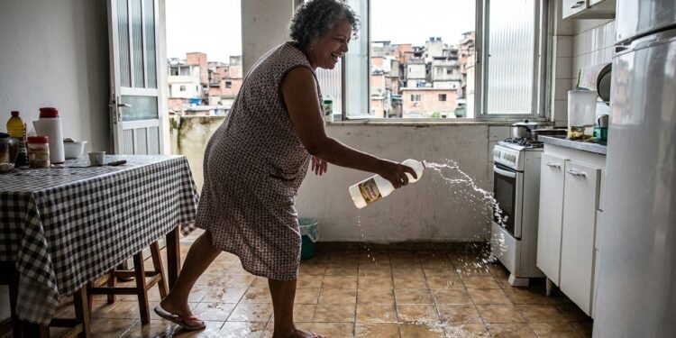 Na cozinha, o produto dissolve respingos secos de óleo ao redor do fogão em poucos segundos de contato.