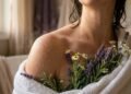 O ritual relaxante do body splash pós-banho: como os aromas suaves de lavanda e camomila preparam o corpo para uma noite de sono profundo