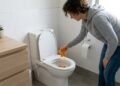 Jogar cascas de laranja no vaso sanitário uma vez por semana: para que serve e quais são os seus benefícios