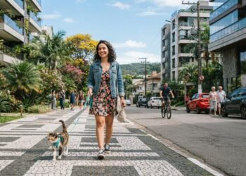 O passeio ao ar livre pode fazer diferença na rotina do gato ao estimular o olfato, o movimento e a exploração