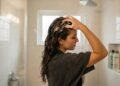 Farmacêutica Helena Rodero explica: “Para evitar o frizz, não devemos usar tratamentos hidratantes, porque o conceito de hidratar o cabelo é o mesmo que deixá-lo com frizz.”