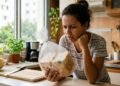 Pesquisadores que estudam conservação de alimentos concordam: a melhor forma de manter o pão fresco por mais tempo não é vedar bem a embalagem, mas guardar estes dois itens junto