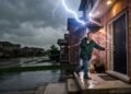 Homem é atingido por descarga elétrica durante tempestade em Nova York e sobrevive após raio cair a poucos metros de distância