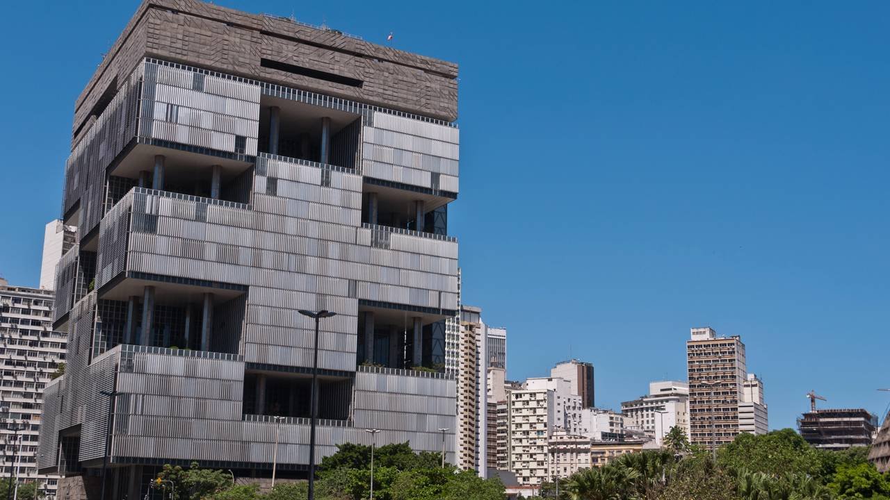 Erguido em concreto aparente e jardins suspensos de Burle Marx, o edifício-sede da Petrobras virou um marco do modernismo brutalista no Rio