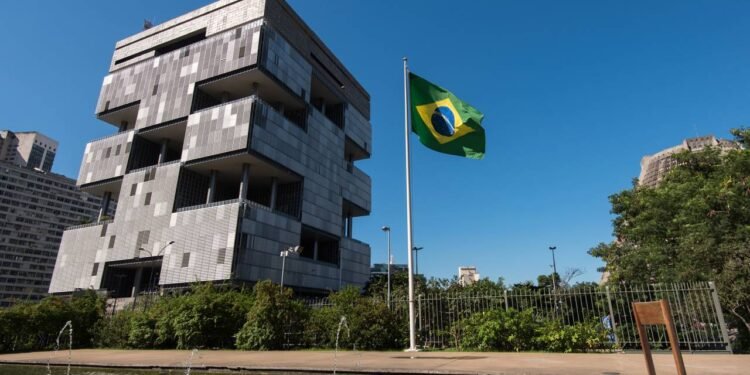 Erguido em concreto aparente e jardins suspensos de Burle Marx, o edifício-sede da Petrobras virou um marco do modernismo brutalista no Rio