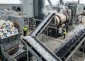 Em 2021, a China construiu sua primeira estrada de plástico usando 6.000 garrafas de leite; o resultado transformou resíduos plásticos de difícil reciclagem em material útil para pavimentação.