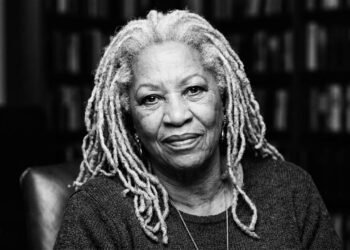 A frase de Toni Morrison sobre o peso do passado: "Se você quer voar, tem que abrir mão das merdas que te pesam."