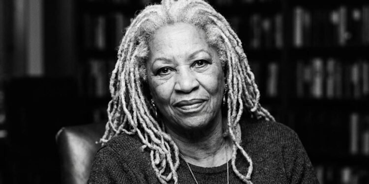 A frase de Toni Morrison sobre o peso do passado: "Se você quer voar, tem que abrir mão das merdas que te pesam."