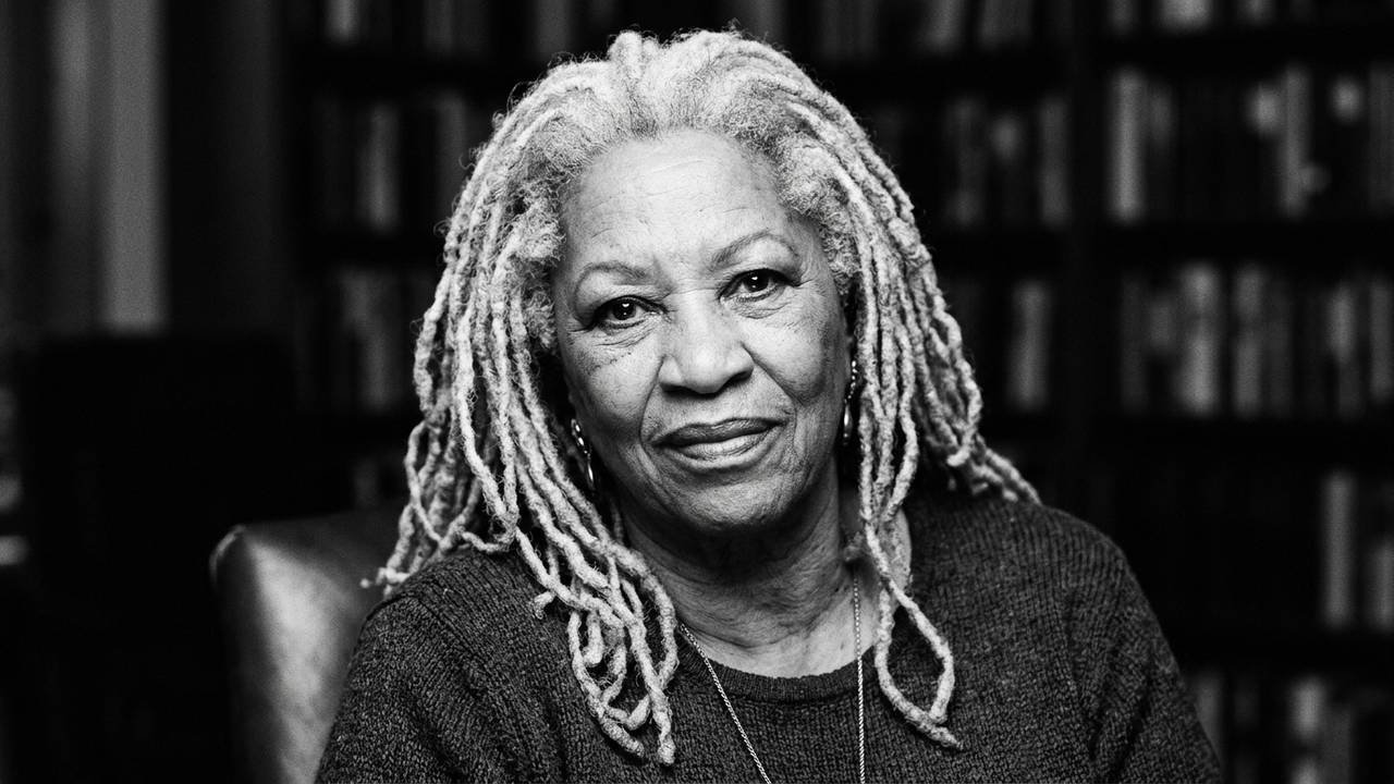 A frase de Toni Morrison sobre o peso do passado: “Se você quer voar, tem que abrir mão das merdas que te pesam.”