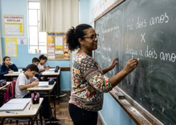 “Há dois anos” × “daqui a dois anos” : por que essa construção não é simplesmente um erro, o que a gramática explica sobre locuções verbais e quando escolher outra forma