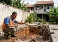 Proprietário instala piscina no quintal e acredita que o recuo do muro basta: o que o Código Civil realmente exige?