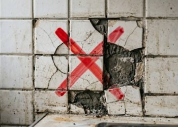 Adeus azulejos quebrados na cozinha: a nova onda minimalista de revestimentos adesivos para renovar paredes em um dia e sem pedreiros