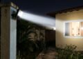 Morador instala refletor de LED de alta potência direcionado para as janelas do vizinho e Justiça determina a remoção do equipamento