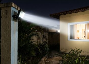 Morador instala refletor de LED de alta potência direcionado para as janelas do vizinho e Justiça determina a remoção do equipamento