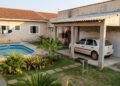 Proprietário aluga casa com piscina e jardim, retorna três anos depois e descobre que inquilino derrubou churrasqueira e construiu garagem no lugar sem pedir autorização
