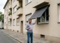 Morador instala toldo retrátil na janela para reduzir entrada de sol, mas recebe multa porque estrutura pode ser vista da rua e administração considera que houve alteração da fachada