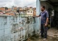 Família cobre todo o quintal para construir área gourmet e reduz absorção da água da chuva; garagem da casa ao lado passa a alagar em temporais