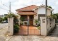 Mulher paga R$ 240 mil pela casa de uma tia em acordo feito apenas entre a família, recebe as chaves e mora no imóvel por 9 anos; depois da morte da antiga proprietária, filhos incluem casa no inventário alegando que transferência nunca foi formalizada