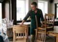 Dono de restaurante deixa dezenas de mesas e cadeiras para reforma e recebe parte do mobiliário com madeira diferente da original depois de três meses de serviço