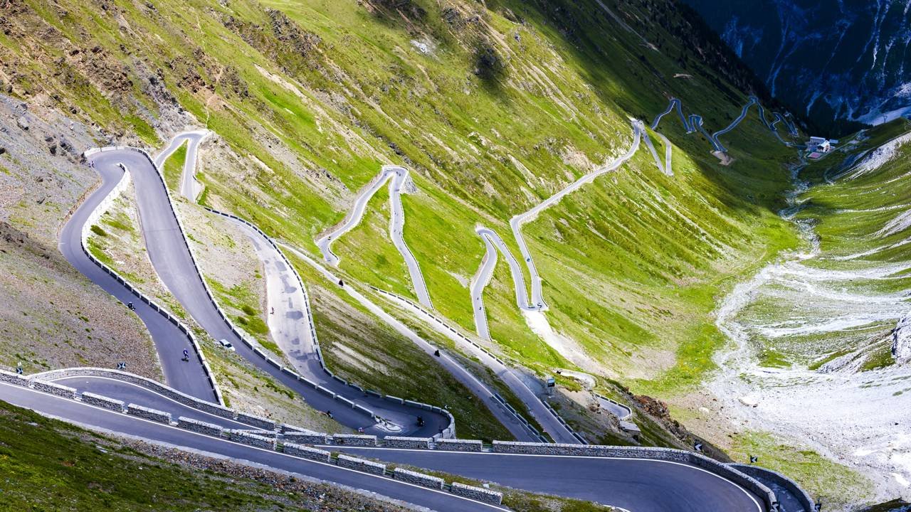 Com 48 curvas fechadas a 2.757 metros de altitude nos Alpes italianos, o Passo dello Stelvio é uma das estradas mais desafiadoras da Europa