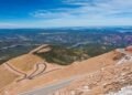 Com 156 curvas perigosas terminando a mais de 4.300 metros de altitude, a rodovia de Pikes Peak no Colorado sedia a subida de montanha mais veloz