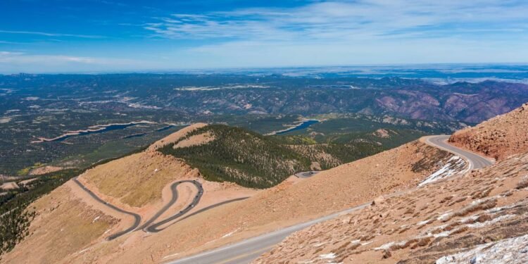 Com 156 curvas perigosas terminando a mais de 4.300 metros de altitude, a rodovia de Pikes Peak no Colorado sedia a subida de montanha mais veloz