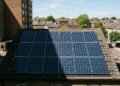 Proprietário instala placas de energia solar no telhado e meses depois construção do vizinho passa a fazer sombra sobre os painéis durante boa parte do dia