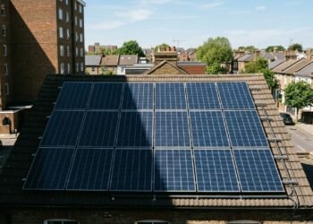 Proprietário instala placas de energia solar no telhado e meses depois construção do vizinho passa a fazer sombra sobre os painéis durante boa parte do dia