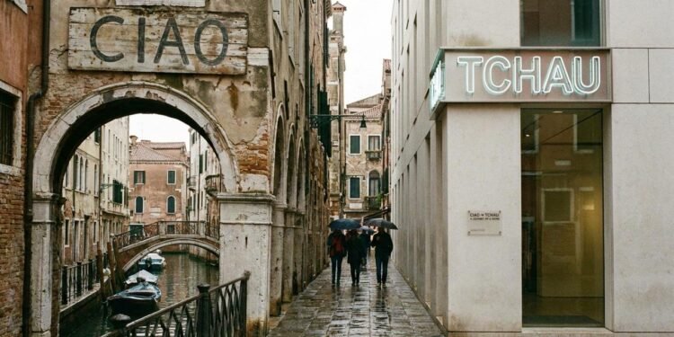 Assim surgiu “tchau”, forma que representa de maneira bastante intuitiva a pronúncia inicial da palavra italiana para quem lê segundo as convenções ortográficas do português.