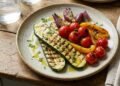 Tem quase 95% de água e apenas 17 calorias em 100 gramas, o vegetal leve que ajuda a deixar o prato mais volumoso