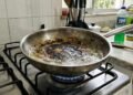 Antes de usar produtos fortes na panela queimada, faça este cuidado simples para amolecer a sujeira grudada no fundo