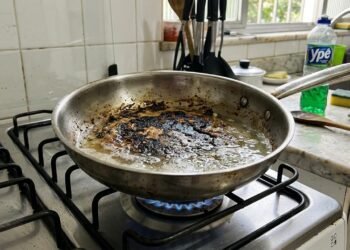 Antes de usar produtos fortes na panela queimada, faça este cuidado simples para amolecer a sujeira grudada no fundo