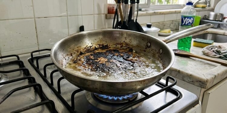 Depois que a panela esfriar o suficiente para ser manuseada, retire os pedaços soltos de alimento com uma espátula de madeira ou silicone.