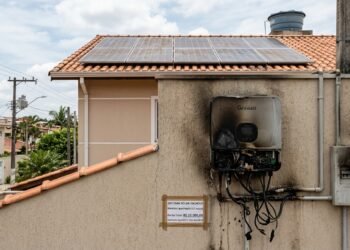 Cliente investe R$ 25 mil em sistema de energia solar, inversor para de funcionar 3 meses após o fim da garantia de fábrica e a Justiça determina a troca gratuita do equipamento por vício oculto com base no Artigo 26, § 3º, do Código de Defesa do Consumidor
