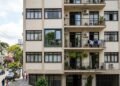 Moradora troca janelas antigas do apartamento por modelos antirruído de R$ 19 mil, mas condomínio aplica multa porque nova esquadria altera discretamente a aparência externa do prédio