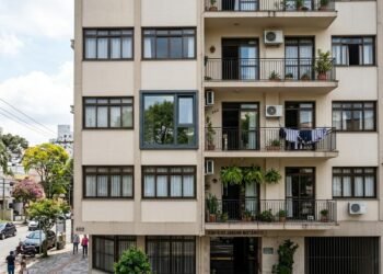 Moradora troca janelas antigas do apartamento por modelos antirruído de R$ 19 mil, mas condomínio aplica multa porque nova esquadria altera discretamente a aparência externa do prédio