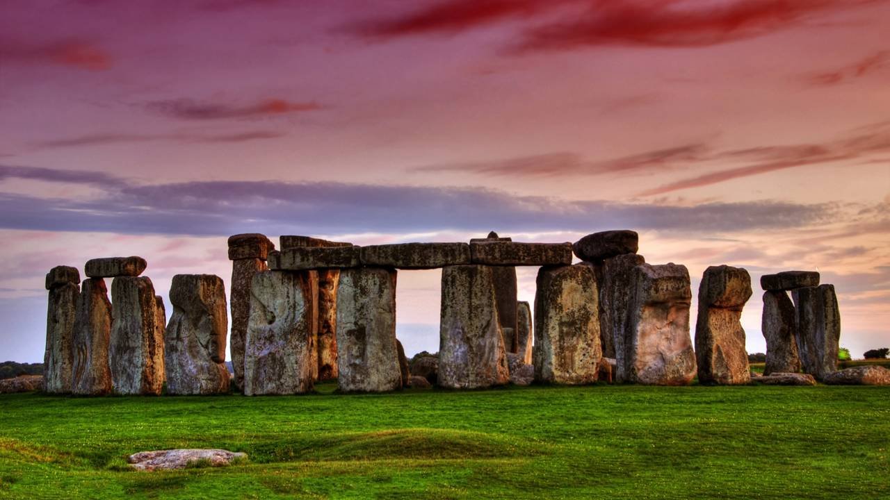 Este misterioso monumento megalítico erguido há 5 mil anos alinha blocos de pedra de 25 toneladas exatamente com o nascer do sol solsticial