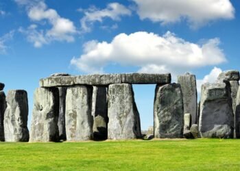 Este misterioso monumento megalítico erguido há 5 mil anos alinha blocos de pedra de 25 toneladas exatamente com o nascer do sol solsticial