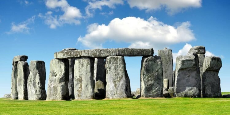 Este misterioso monumento megalítico erguido há 5 mil anos alinha blocos de pedra de 25 toneladas exatamente com o nascer do sol solsticial