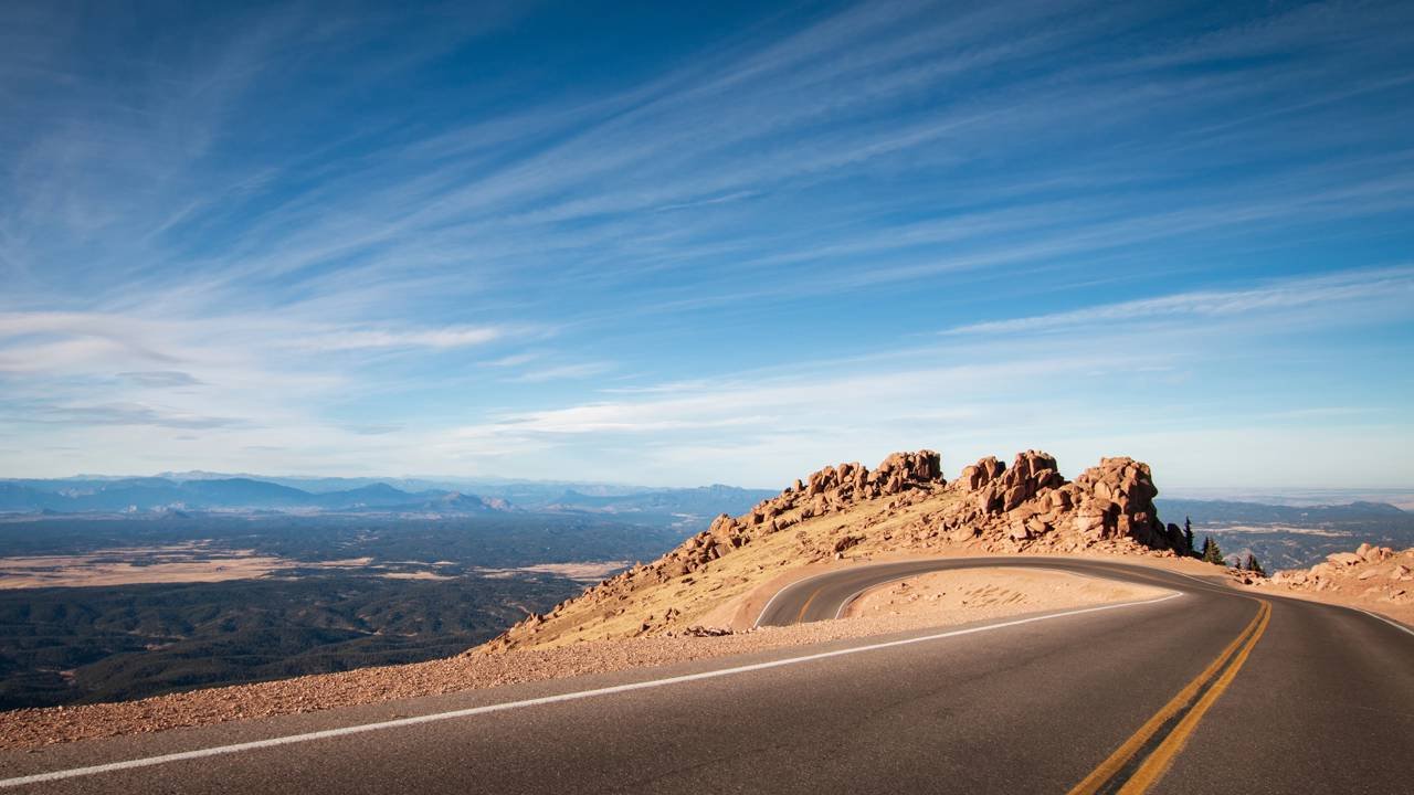 Com 156 curvas perigosas terminando a mais de 4.300 metros de altitude, a rodovia de Pikes Peak no Colorado sedia a subida de montanha mais veloz