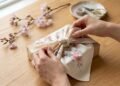 A técnica japonesa Furoshiki que transforma lenços de seda em bolsas sofisticadas e ecobags sem precisar de costuras