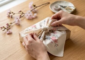 A técnica japonesa Furoshiki que transforma lenços de seda em bolsas sofisticadas e ecobags sem precisar de costuras