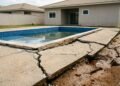 Família contrata empresa para construir piscina por R$ 90 mil, obra é concluída e, após as primeiras chuvas fortes, o terreno cede e surgem rachaduras próximas à casa
