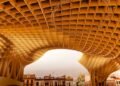 Reconhecida como a maior estrutura de madeira do mundo, a cobertura em formato de cogumelo gigante renovou o centro histórico de Sevilha