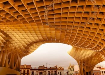 Reconhecida como a maior estrutura de madeira do mundo, a cobertura em formato de cogumelo gigante renovou o centro histórico de Sevilha