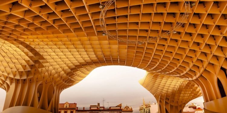 Reconhecida como a maior estrutura de madeira do mundo, a cobertura em formato de cogumelo gigante renovou o centro histórico de Sevilha